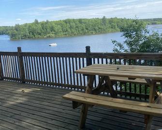 Rogers Pond Luxurious & Romantic Getaway - Big Rapids - Balcony
