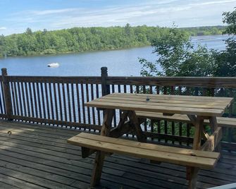 Rogers Pond Luxurious & Romantic Getaway - Big Rapids - Balkon