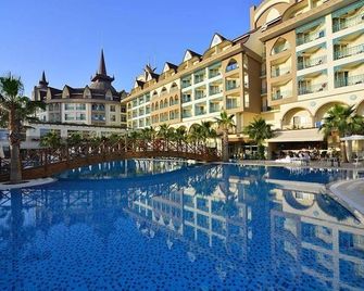 Side Crown Palace - Side - Pool