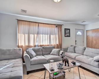 House with Pellet Smoker and Grill, 1 Mi to Lake! - Bellmawr - Soggiorno