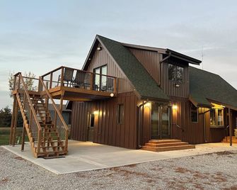 Rusty Flatts-Countryside Retreat Just Outside Grand Island – Sleeps 1 to 8 - Grand Island - Budova