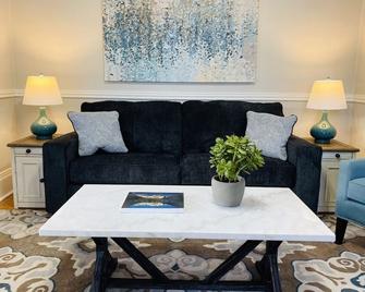 Stunning Bungalow next to UNC - Free Bikes! - Greeley - Living room