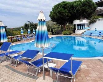 Villaggio Pineta Petto Bianco - Ricadi - Pool