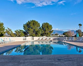 Entire 1500 sqft 2bed 2bath access to the pool don't be cramped in a room! - Green Valley - Piscina