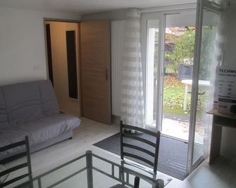 2-room accommodation bedroom and living room with small garden - Échirolles - Salon