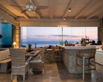 Porto Cheli Panoramic Poolside Getaway - 크라니디 - 다이닝룸