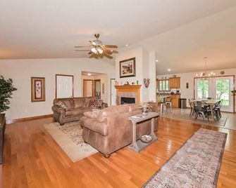 Farm House at the Winery in Crossville, TN - Crossville - Obývací pokoj