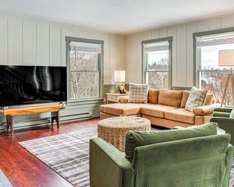 Dine & Unwind! Overlook Home at Rabbit Hill Inn - Saint Johnsbury - Living room