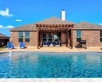 The Noble House Near Magnolia with Pool - Hewitt - Pool