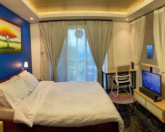 Modern Farmhouse staycation in the foot of Volcano. - Canlaon - Schlafzimmer