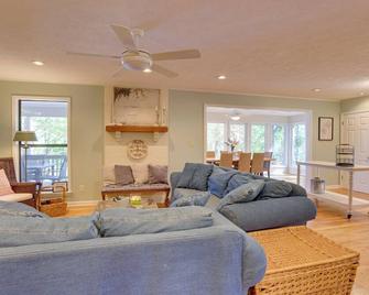 Lakefront Lineville Retreat with Private Dock! - Lineville - Sala de estar