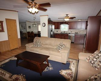 Lake Life Retreat waiting for you-4 BR lake front property - Mooresville - Living room