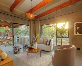 The Suite Luxury Safari Villa, Close To Knp, Starbed, Giraffe-Feeding-Tower, Bush-Bath - Marloth Park - Wohnzimmer