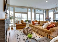Waterfront Watertown Condo with Patio and Pool Access! - Watertown - Sala