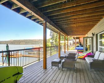 Beautiful Lake Coeur dAlene Retreat Deck and View! - Worley - Balcón
