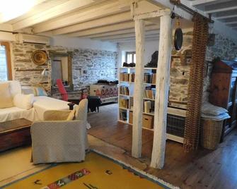 An Artist's Stone House 8 Km From The Seaside - Agia - Living room