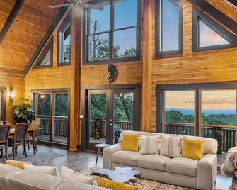 Luxe Mountain getaway only 15 minutes from the city! - Greenville - Living room
