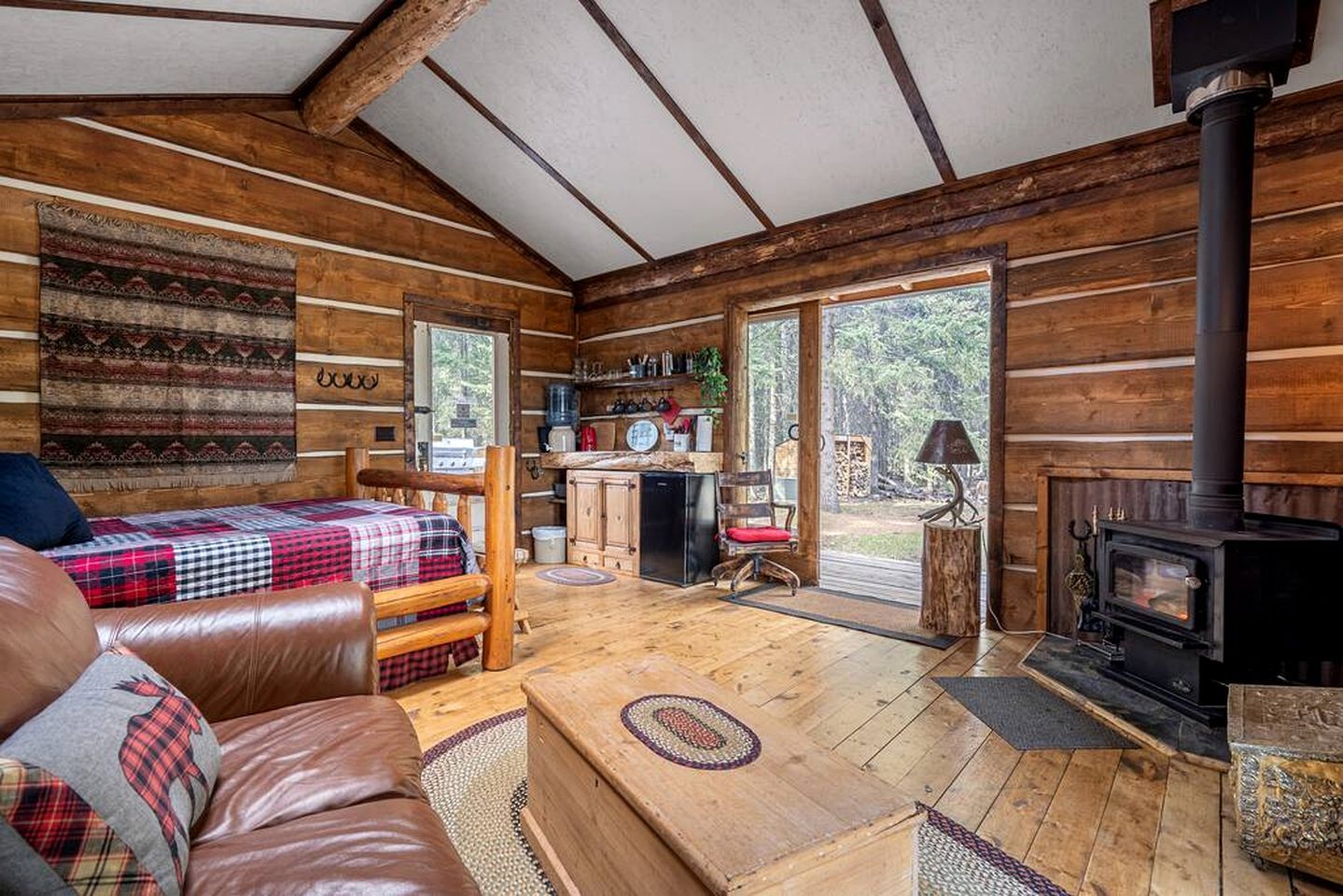 Secluded Rustic Cabin for a Romantic Retreat near Sundre, Alberta - Sundre - Living room