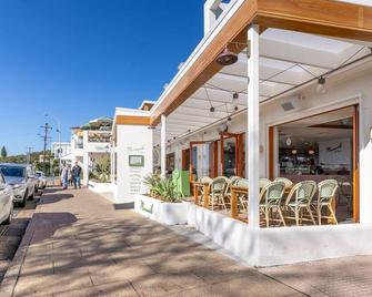 The Beach Shack 28 Shoal Bay Road fantastic original beach house that allows pets - Shoal Bay - Patio