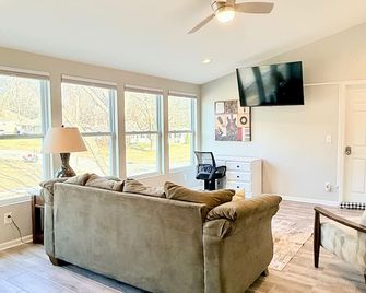 Lee's Summit Loft-near downtown - Lee’s Summit - Wohnzimmer