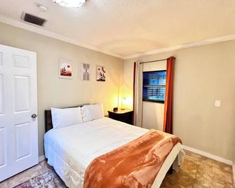 Cozy 4 Bedroom Vacation Home minutes away from main attractions - Miramar - Habitación