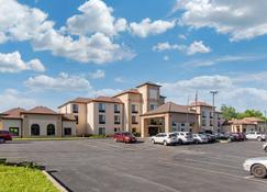 Comfort Inn & Suites Milford / Cooperstown - Milford - Building