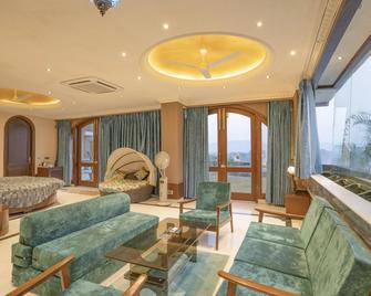 Treehouse Narmade A Riverfront Resort & Spa Narmadapuram - Itārsi - Sala de estar