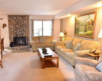 Cozy 1 Bedroom Condo Close To The Village And Slopes! - Mammoth Lakes - Sala de estar