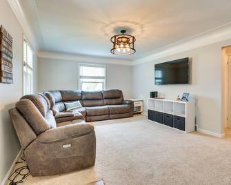 Chippewa Lake Cottage with Fire Pit! - Chippewa Lake - Living room