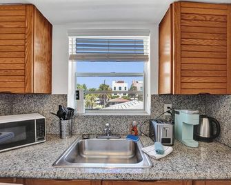 Waves On Desoto Rental Unit With Pool - הוליווד - מטבח