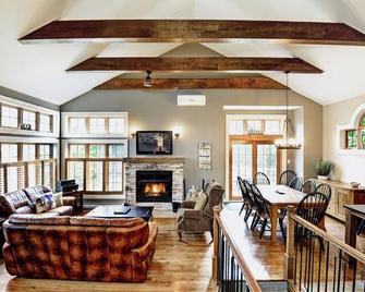Chalet 25 Chemin des Skieurs by Chalets Alpins - Stoneham - Living room