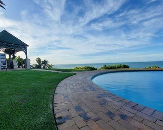 فيرست جروب بروكس هيل سويتس - بورت إليزابيث - حوض السباحة