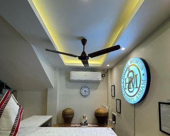 Hotel Momon - Guwahati - Front desk