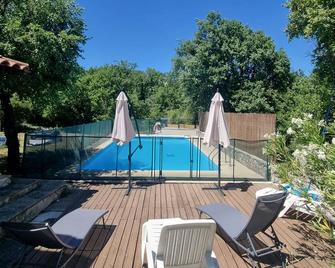 large family house with swimming pool in the heart of the Gorges de l'Ardèche - Balazuc - Piscina