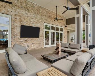 Resort Pool! Game-Room! Free Parking! Fitness Center! - Savannah