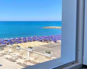 Hotel Cecina Beach - Cecina - Balcon