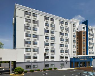 Hampton Inn by Hilton Newark Airport - Newark - Gebouw