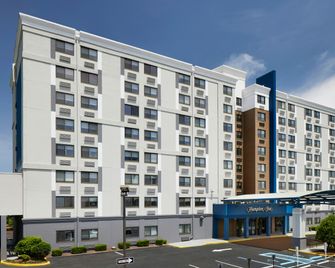 Hampton Inn by Hilton Newark Airport - ניוארק - בניין