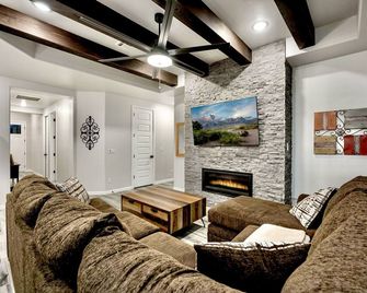 Modern Accessorized 3-Bedroom - Las Cruces - Living room