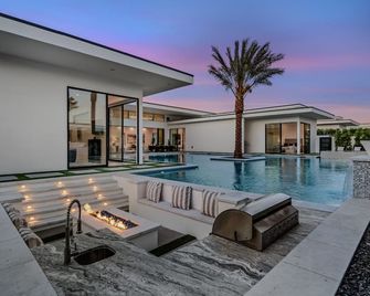 Sleeps 18 W/ Pool, Pickleball, Firepit, Putting Green Bravo: Top Indio Luxury - Indio - Kolam