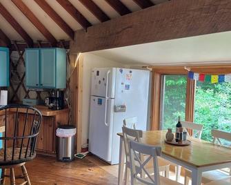 Private yurt complex near town - Conway - Dining room
