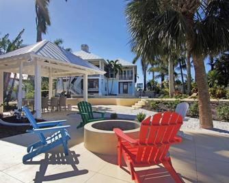 NEW-Fantastic villa- big big big pool area- Riverview- only seconds to the river - Iona - Patio