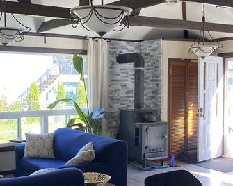 Oasis on the Lake 5 Bedroom cottage - Roseneath - Living room