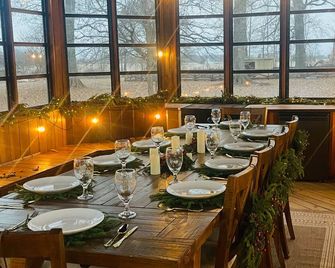 Charming 1-bedroom country house on a 15 acre estate with a private driveway- - Anderson - Restaurante