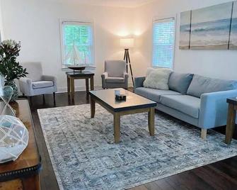 Southport Shoreline Charm: Elegant Coastal Escape - Fairfield - Obývací pokoj