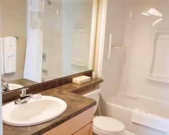 Obasa Suites @ The Hallmark - Saskatoon - Bathroom