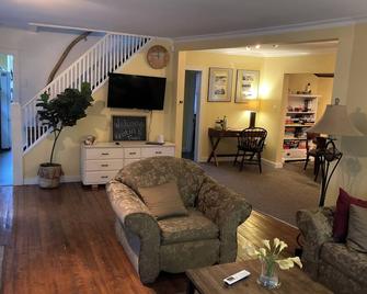 Last Minute Special In Crystal Beach!!! Bay Beach Hideaway No. Str 2020-0102 - Fort Erie - Living room