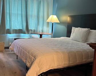Country Club Inn And Suites - Fostoria - Schlafzimmer