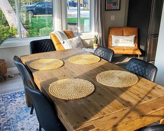 Gray Haven: Booking Summer 2025! 30s walk to Beach! Lake View Patio, Hot Tub - Grand Bend - Dining room