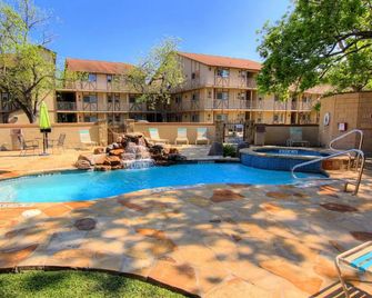 WW i203 Guadalupe River Nut House - New Braunfels - Piscina